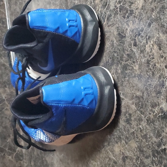 SOLD**Nike Kyrie Flytrap Hyper Colbalt sz 9 - Picture 5 of 10